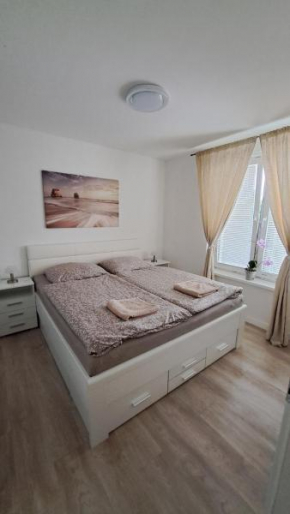Moderný 2 izbový dom so záhradou a terasou blízko Bratislavy